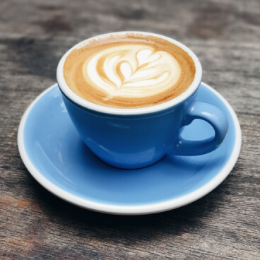 Image d'une tasse bleu de café posé sur une soucoupe proposé par la crèmerie.