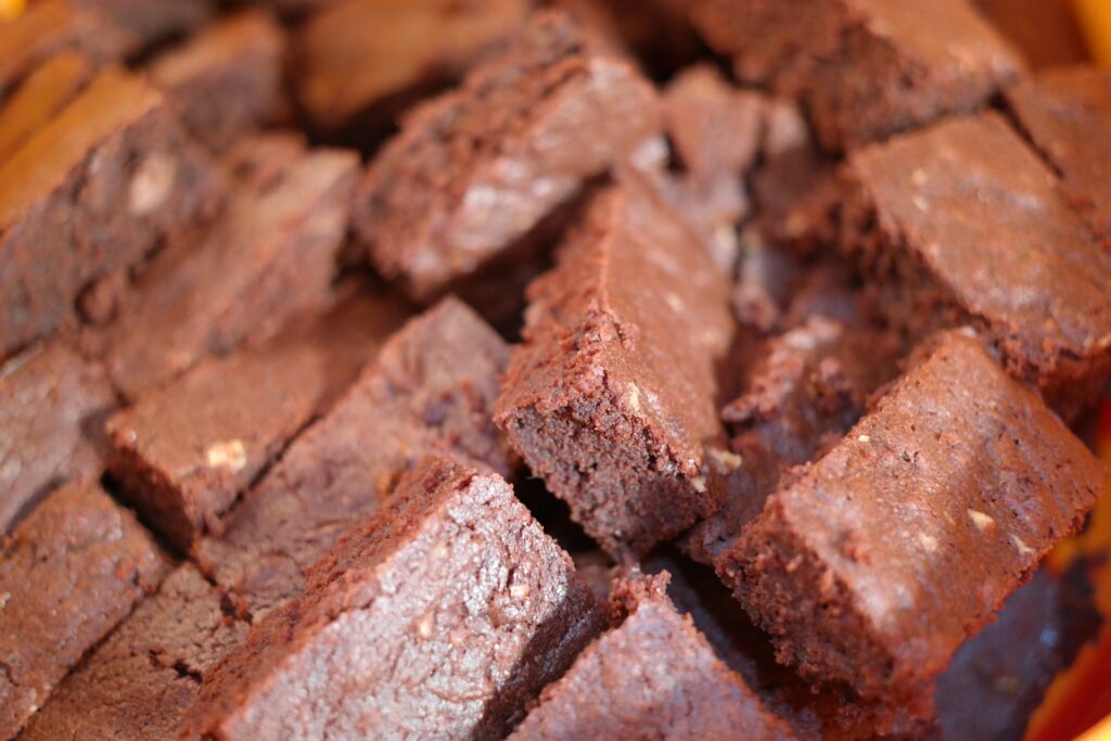 Image de brownie découpé en morceaux proposé par la crèmerie.