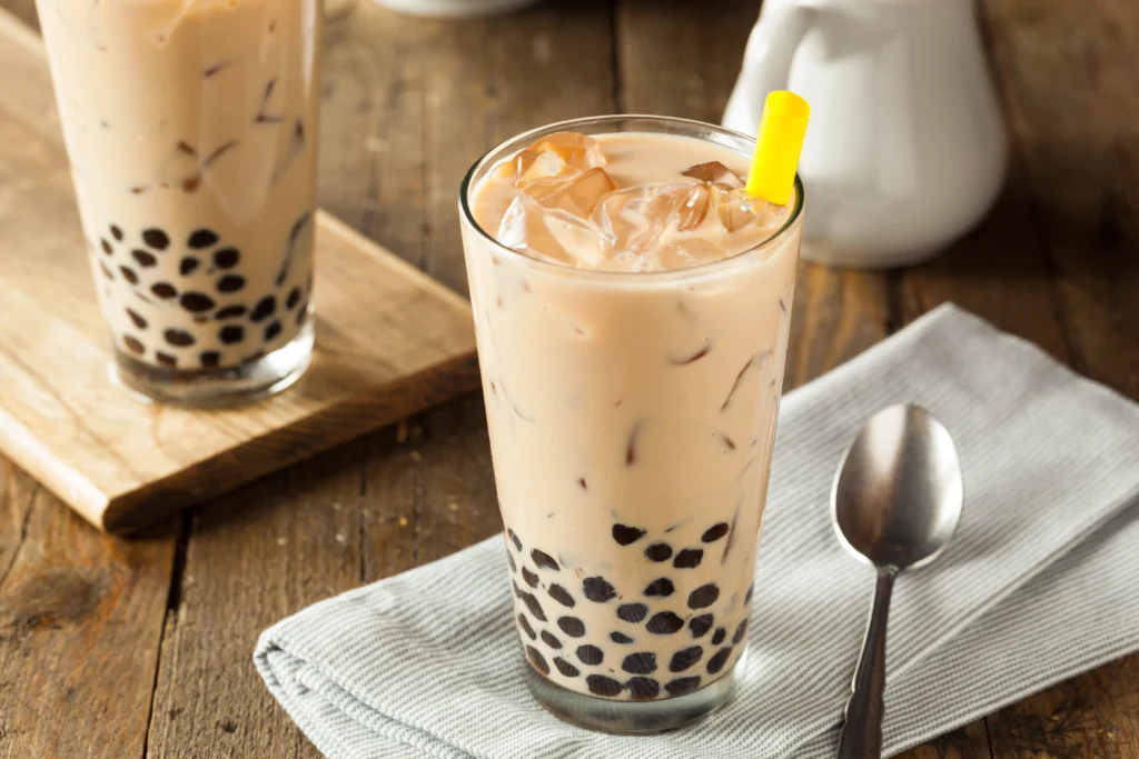 Image d'un bubble tea posé sur une table proposé par la crèmerie.