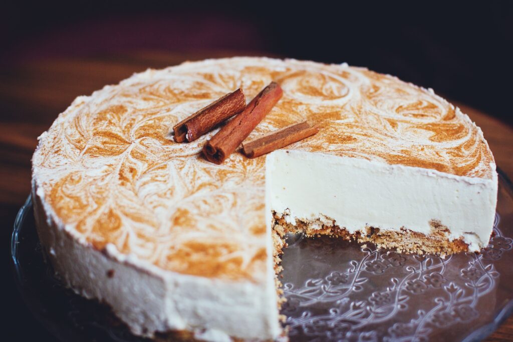 Image d'un gâteau au fromage avec une part manquant proposé par la crèmerie.