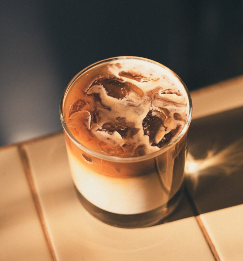 Image d'un verre de latte glacé au soleil proposé par la crèmerie.