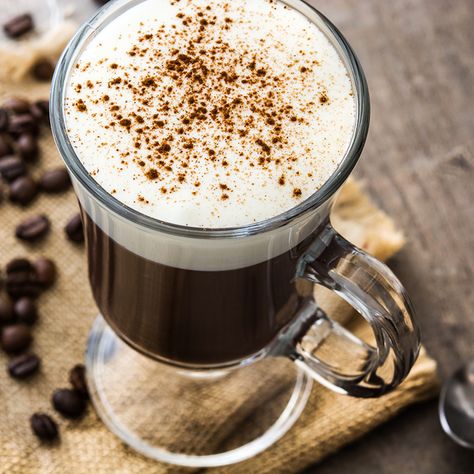 Image d'un café Moka avec de la mousse et des graines de café proposé par la crèmerie