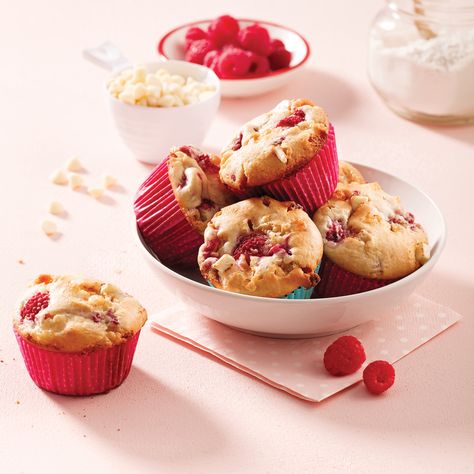 Image de muffins choco-framboise dans un bol sur une table proposé par la crèmerie.