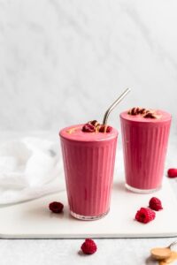 Image de deux verres de smoothies rouge proposé par la crèmerie.